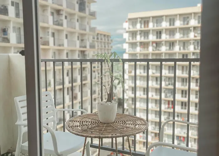 Gold-themed With Balcony And Free Pool Access * Suba Basbas