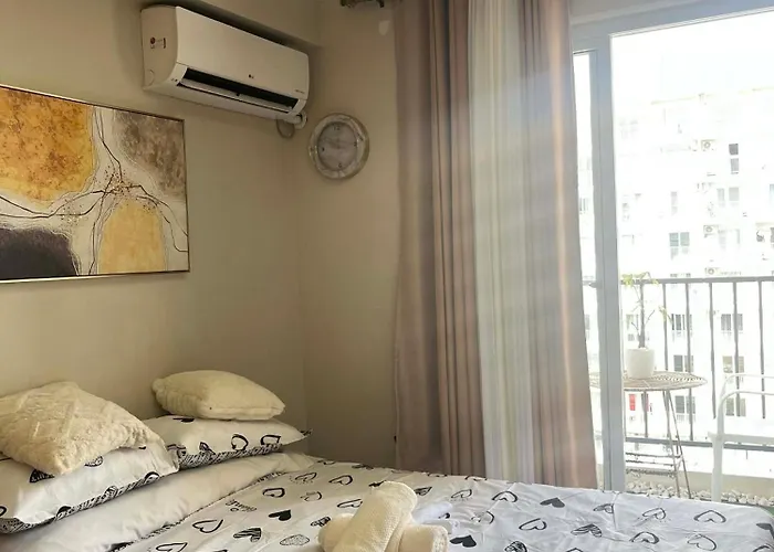 Gold-themed With Balcony And Free Pool Access Aparthotel
