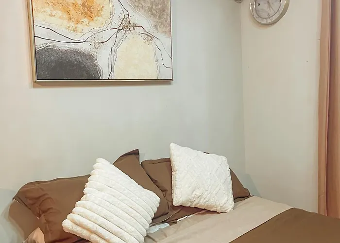 Gold-themed With Balcony And Free Pool Access Aparthotel Suba Basbas