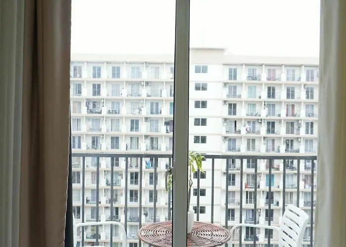 Gold-themed With Balcony And Free Pool Access