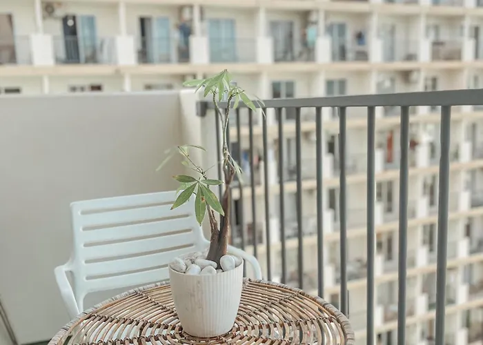 Gold-themed With Balcony And Free Pool Access Aparthotel *