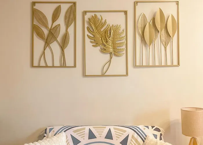 Gold-themed With Balcony And Free Pool Access Aparthotel