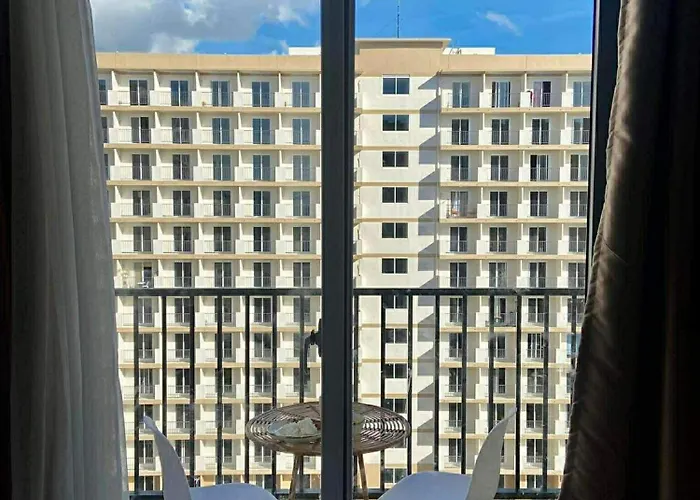 Aparthotel Gold-themed With Balcony And Free Pool Access